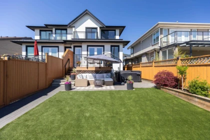 215 E 22nd Street, North Vancouver, BC, Central Lonsdale — 5 bed half duplex for sale