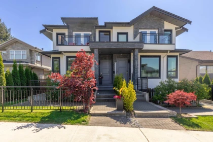 Front Yard Photo of 215 E 22nd Street, North Vancouver, BC