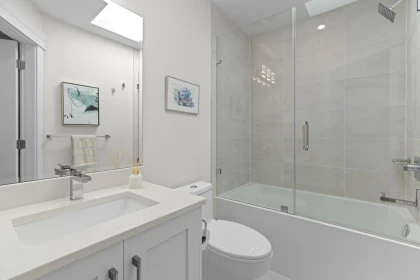 Guest Bathroom Photo of 215 E 22nd Street, North Vancouver, BC