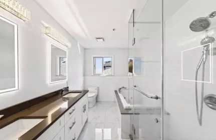 Guest Bathroom Photo of 535 E 53rd Avenue, Vancouver, BC