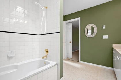 Entry Foyer Photo of 101 16275 15 Avenue, Surrey, BC