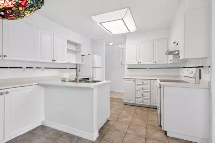 Primary Bathroom Photo of 101 16275 15 Avenue, Surrey, BC