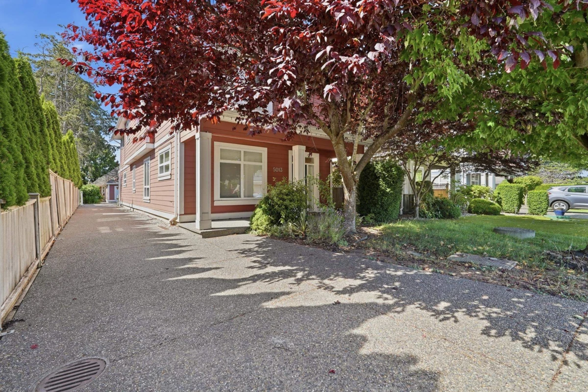 Family Room Photo of A 5013 Central Avenue, Delta, BC