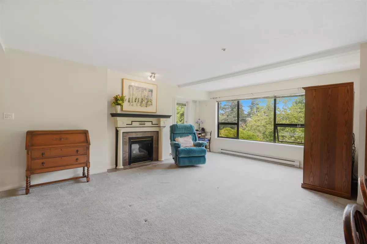 Living Room Photo of 205 5855 Cowrie Street, Sechelt, BC