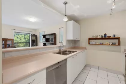 Kitchen Photo of 205 5855 Cowrie Street, Sechelt, BC