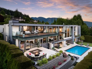 Backyard Photo of 1130 Eyremount Drive, West Vancouver, BC