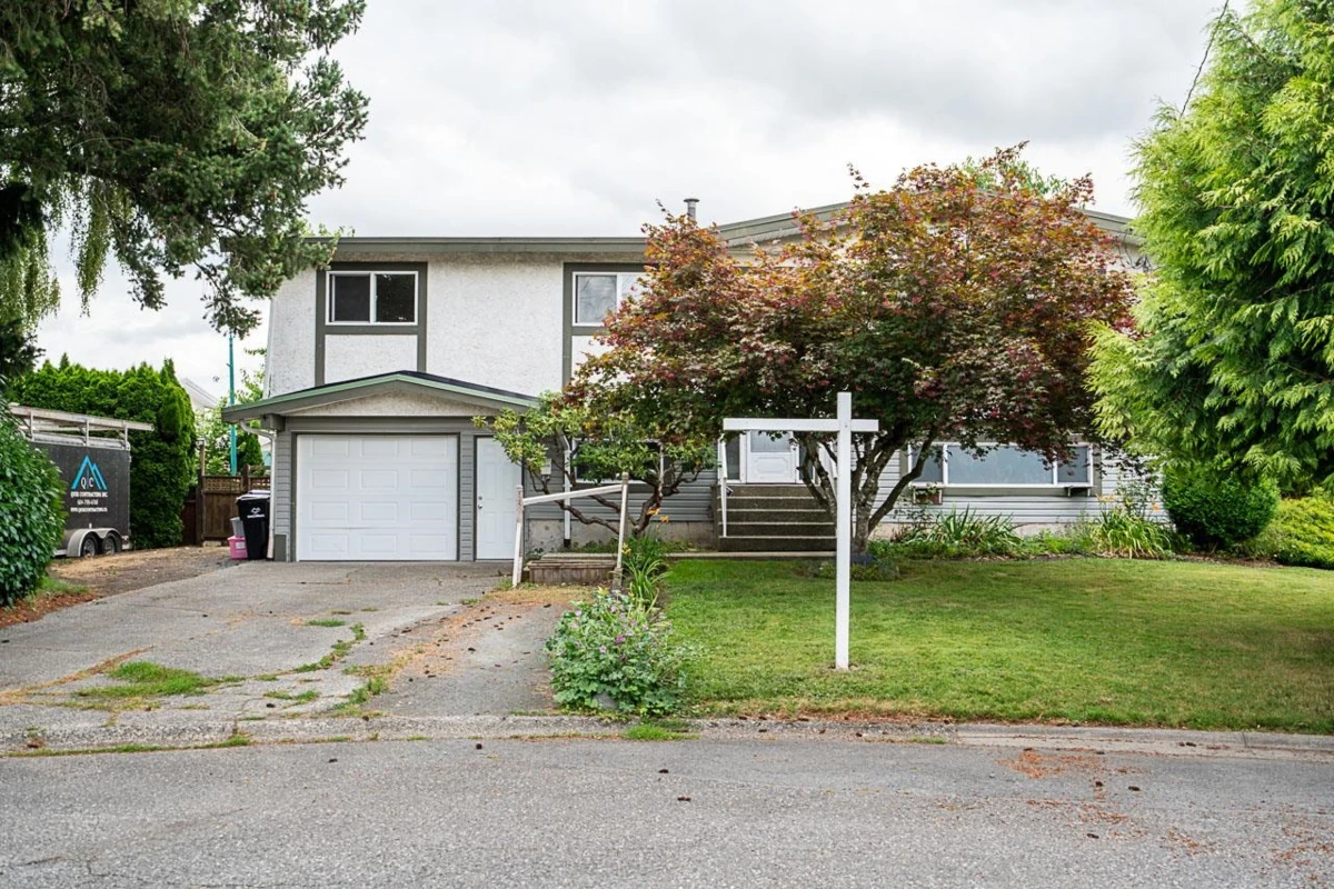 Living Room Photo of 46350 Mccaffrey Boulevard, Chilliwack, BC
