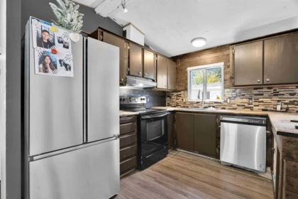 Kitchen Island Photo of 819 Britannia Way, Squamish, BC