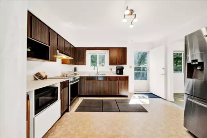 Kitchen Island Photo of 32410 Diamond Avenue, Mission, BC