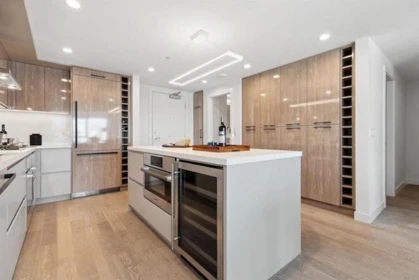 Kitchen Island Photo of 711 1526 Finlay Street, White Rock, BC