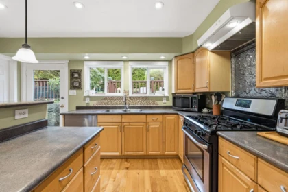 Breakfast Nook Photo of 272 E Osborne Road, North Vancouver, BC