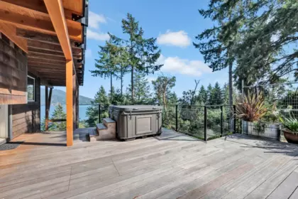 Garden / Landscaping Photo of 687 Channelview Drive, Bowen Island, BC