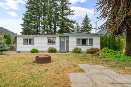 Family Room Photo of 411 Emerald Avenue, Harrison Hot Springs, BC