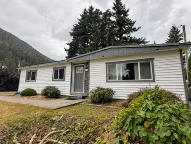Living Room Photo of 411 Emerald Avenue, Harrison Hot Springs, BC