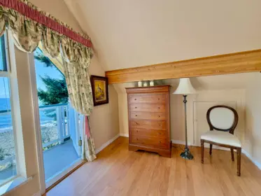 Entry Foyer Photo of 3199 Beach Avenue, Roberts Creek, BC