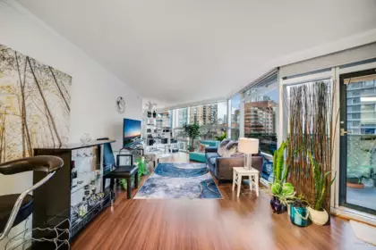 Kitchen Island Photo of 701 1050 Burrard Street, Vancouver, BC