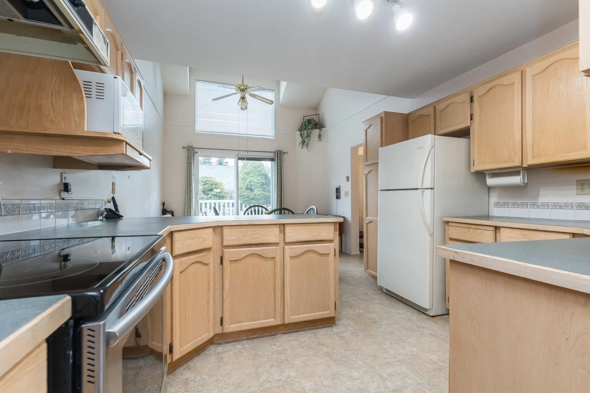 Kitchen Photo of 88 34959 Old Clayburn Road, Abbotsford, BC