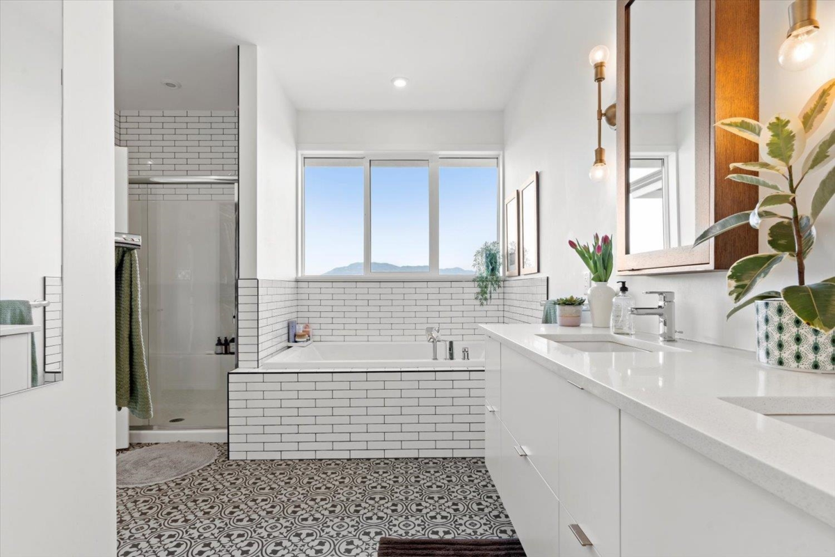 Guest Bathroom Photo of 55 50778 Ledgestone Place, Chilliwack, BC