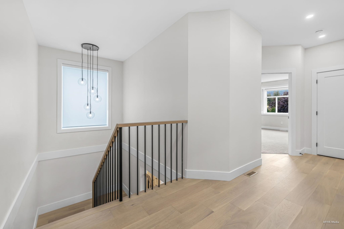 Entry Foyer Photo of 862 Willow Place, Harrison Hot Springs, BC