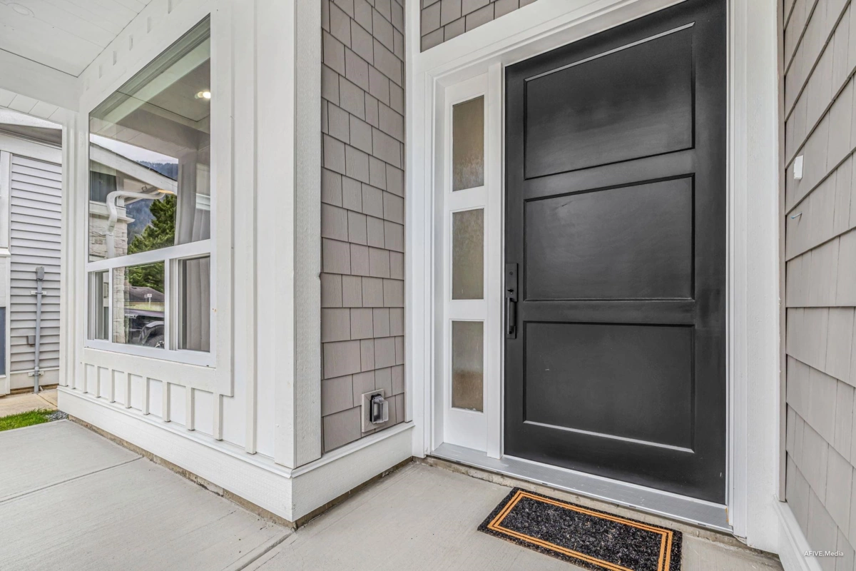 Family Room Photo of 862 Willow Place, Harrison Hot Springs, BC