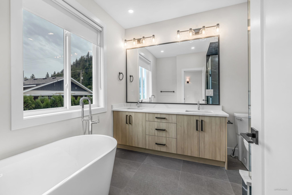 Garden / Landscaping Photo of 862 Willow Place, Harrison Hot Springs, BC