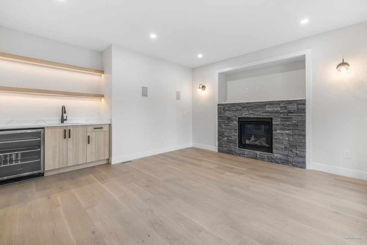 Hallway Photo of 862 Willow Place, Harrison Hot Springs, BC