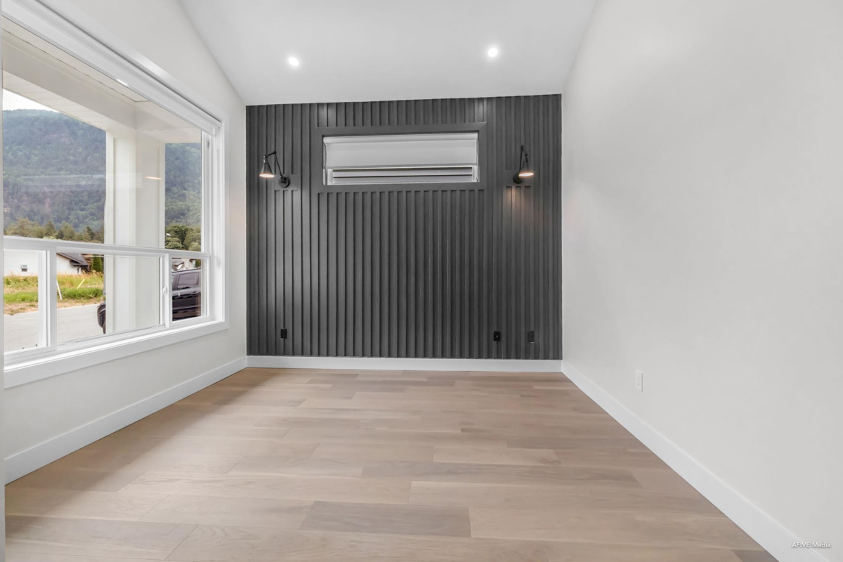 Kitchen Photo of 862 Willow Place, Harrison Hot Springs, BC