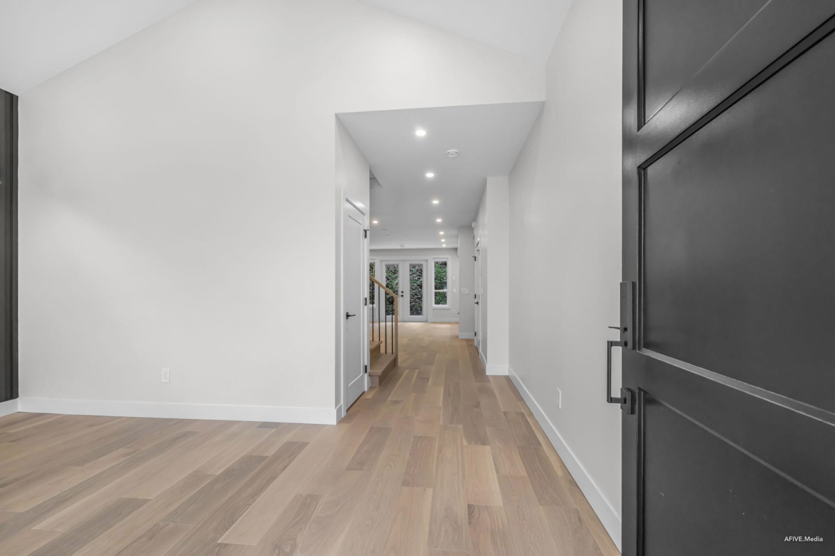 Living Room Photo of 862 Willow Place, Harrison Hot Springs, BC