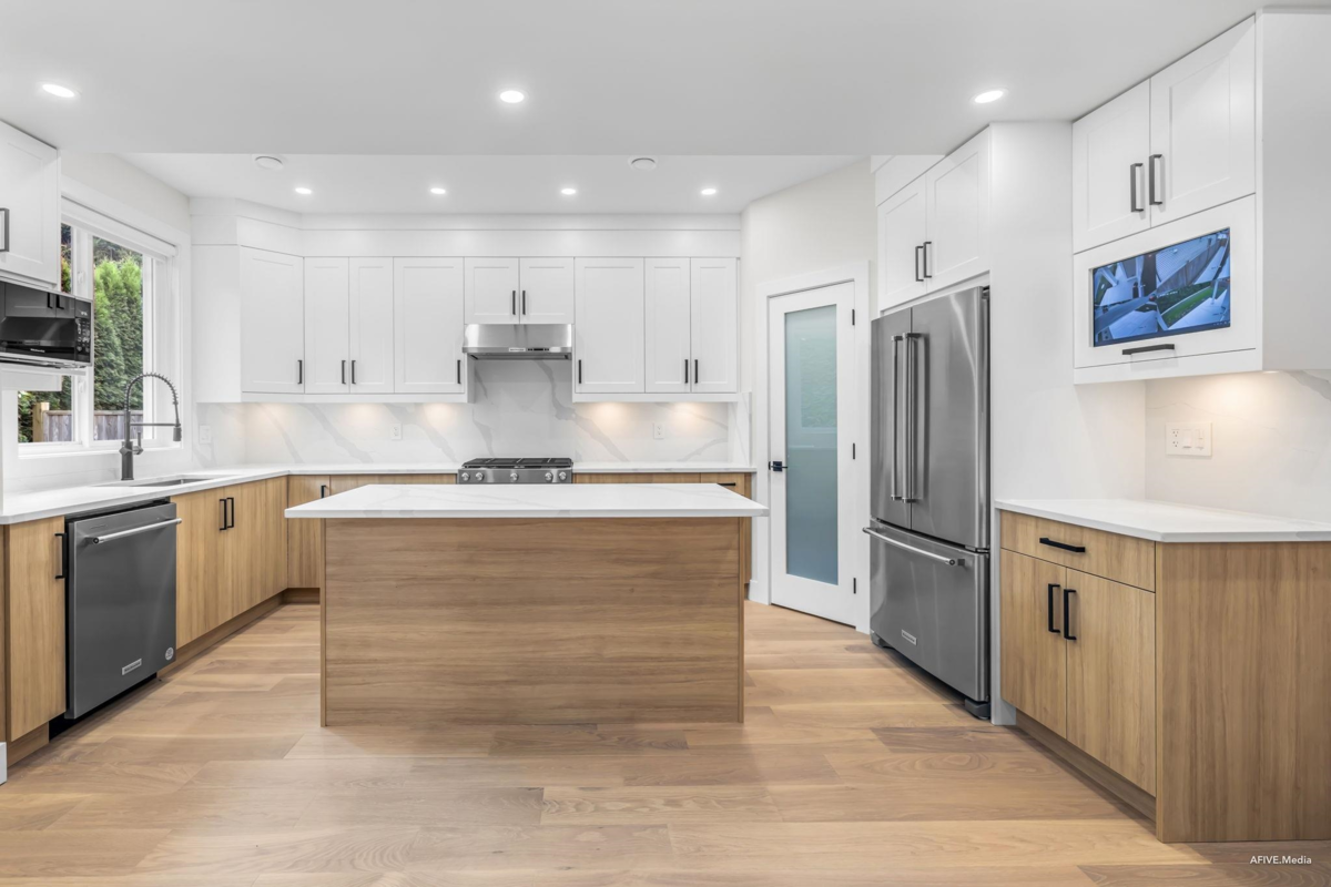 Powder Room Photo of 862 Willow Place, Harrison Hot Springs, BC