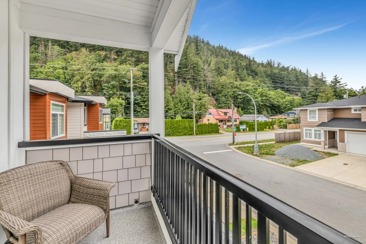 Staircase Photo of 862 Willow Place, Harrison Hot Springs, BC