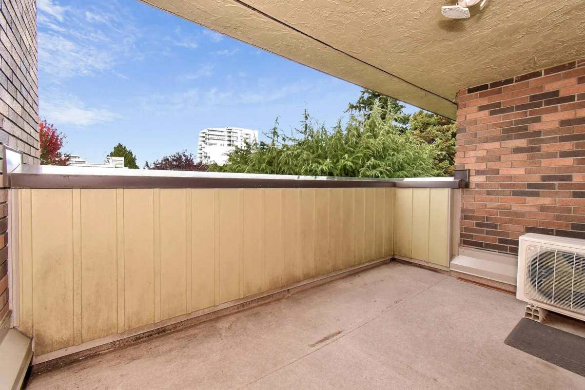 Basement Recreation Room Photo of 307 1320 Fir Street, White Rock, BC
