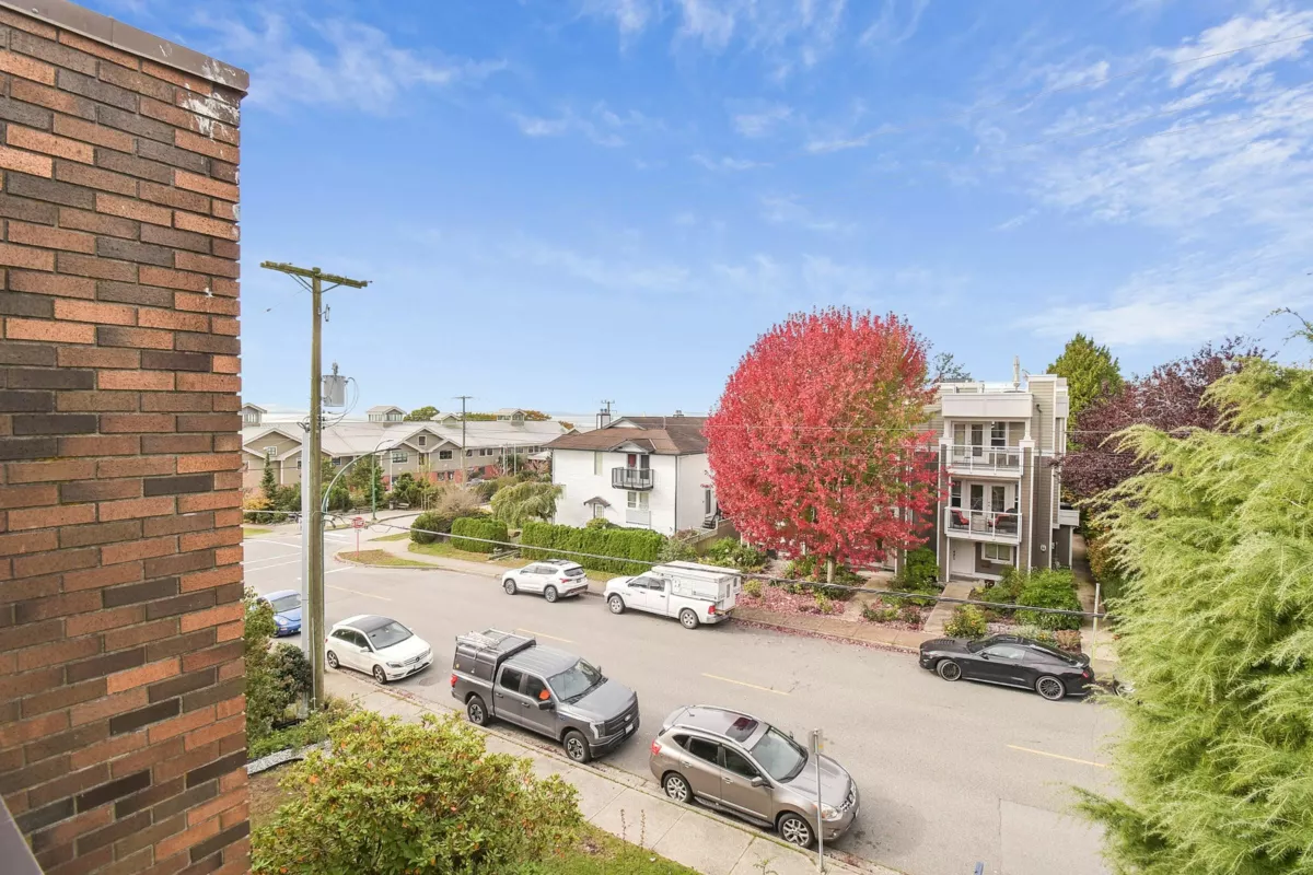 Laundry Room Photo of 307 1320 Fir Street, White Rock, BC