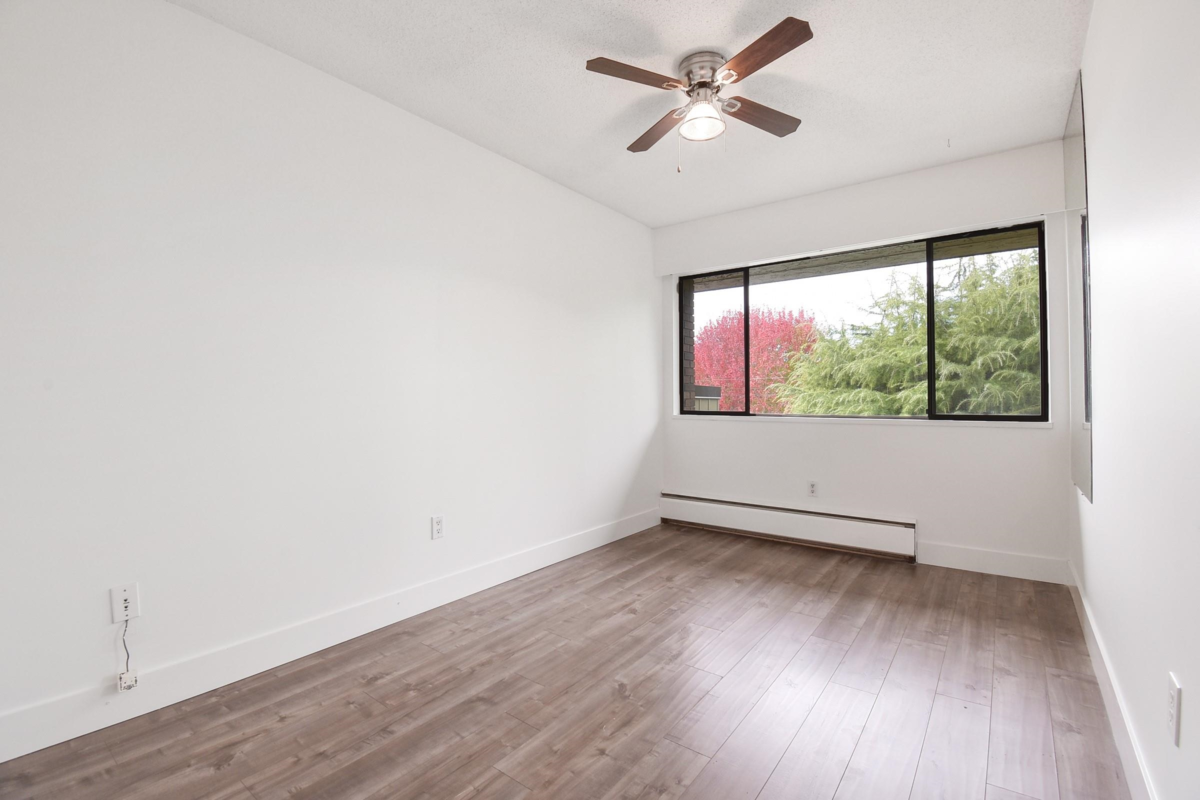 Walk-In Closet Photo of 307 1320 Fir Street, White Rock, BC