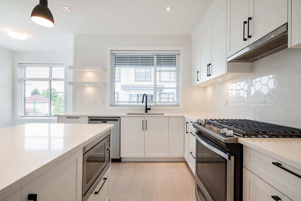 Kitchen Photo of 9 7127 193a Street, Surrey, BC