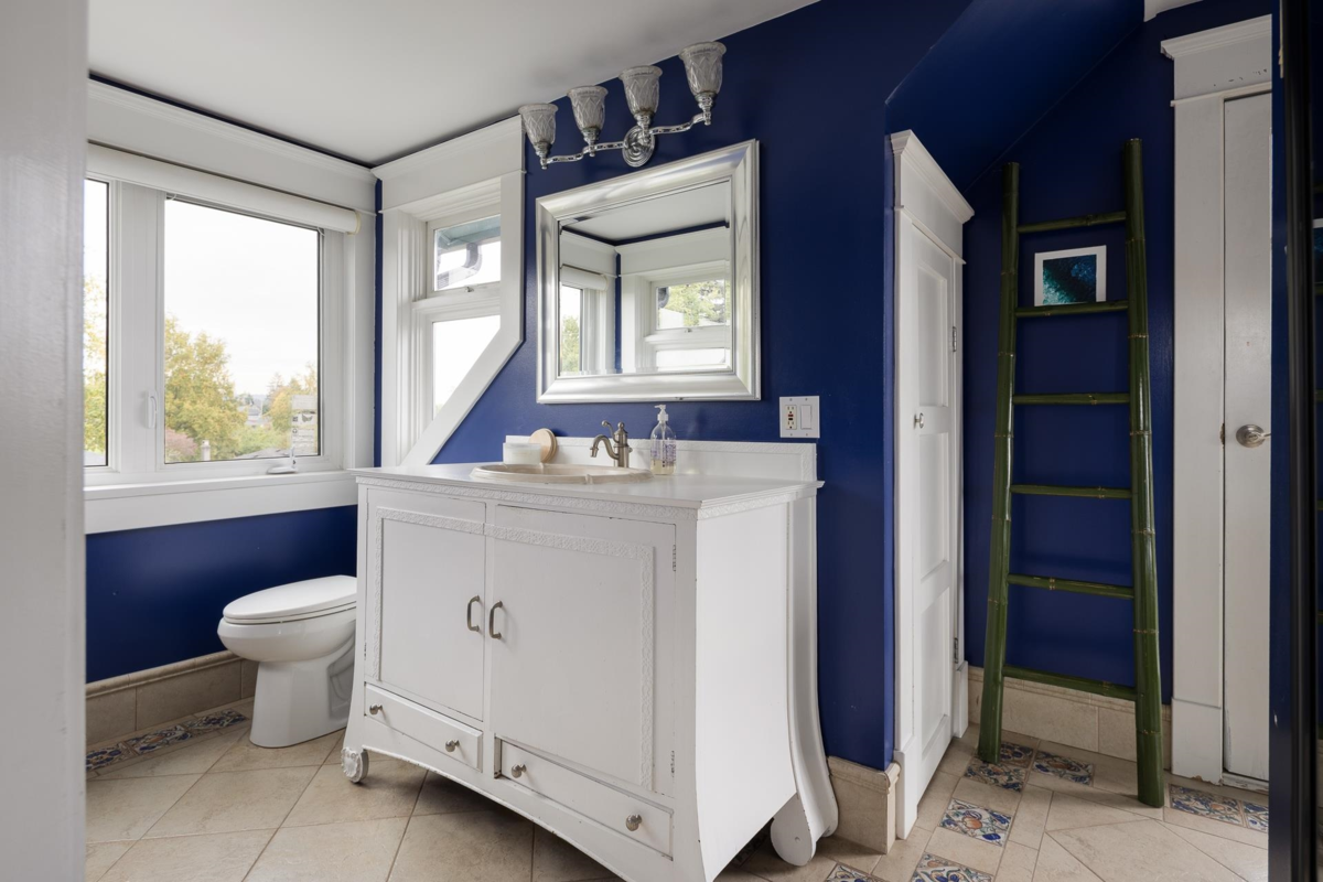 Front Yard Photo of 529 E 11th Street, North Vancouver, BC