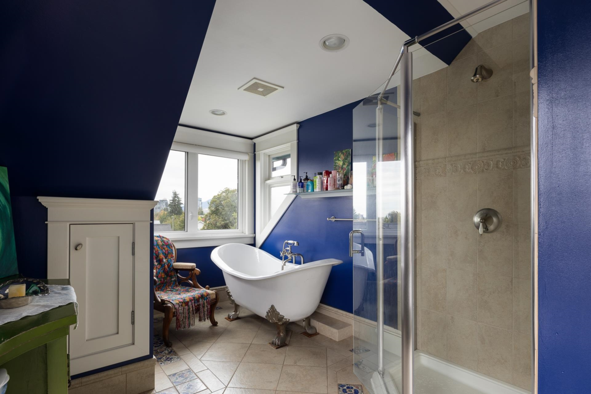 Garden / Landscaping Photo of 529 E 11th Street, North Vancouver, BC