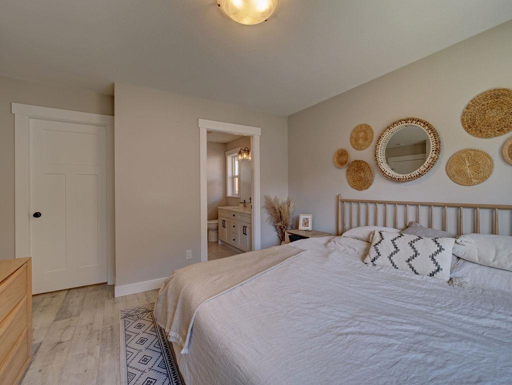 Hallway Photo of 6078 Kingbird Avenue, Sechelt, BC