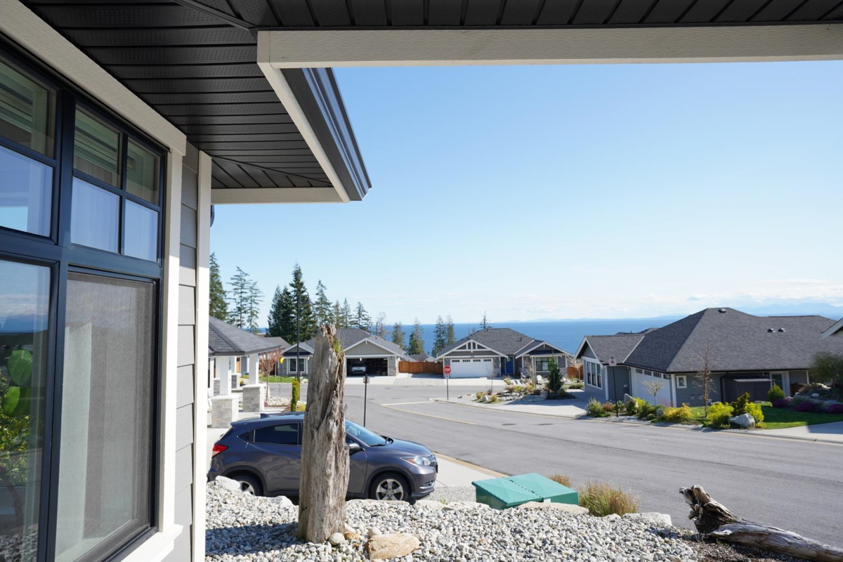 Kitchen Island Photo of 6078 Kingbird Avenue, Sechelt, BC