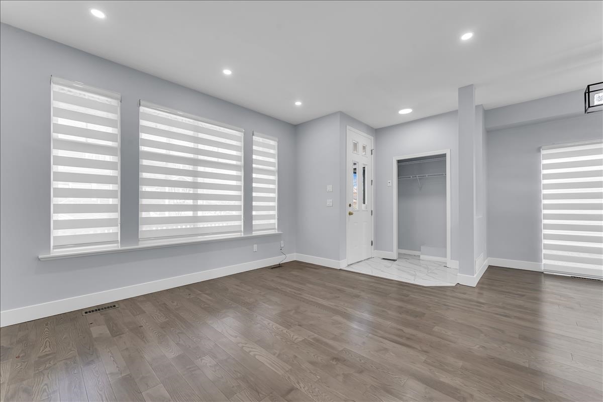 Walk-In Closet Photo of 14852 58 Avenue, Surrey, BC