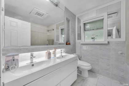 Powder Room Photo of 4380 Woodcrest Road, West Vancouver, BC