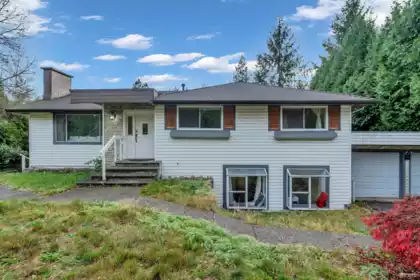 Swimming Pool Photo of 4380 Woodcrest Road, West Vancouver, BC