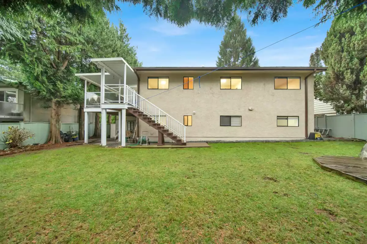 Entry Foyer Photo of 11715 83a Avenue, Delta, BC