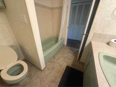 Primary Bathroom Photo of 18351 74 Avenue, Surrey, BC