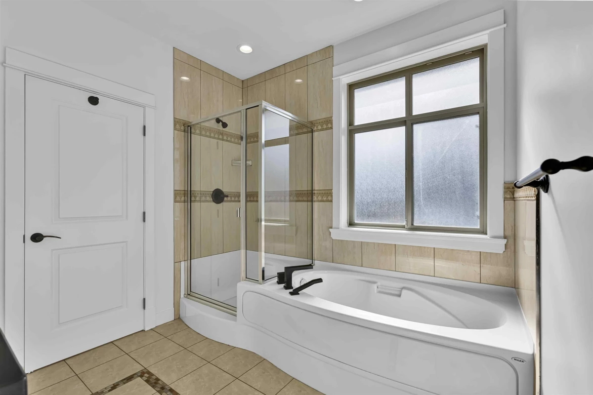 Primary Bathroom Photo of 14636 36a Avenue, Surrey, BC