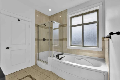 Primary Bathroom Photo of 14636 36a Avenue, Surrey, BC