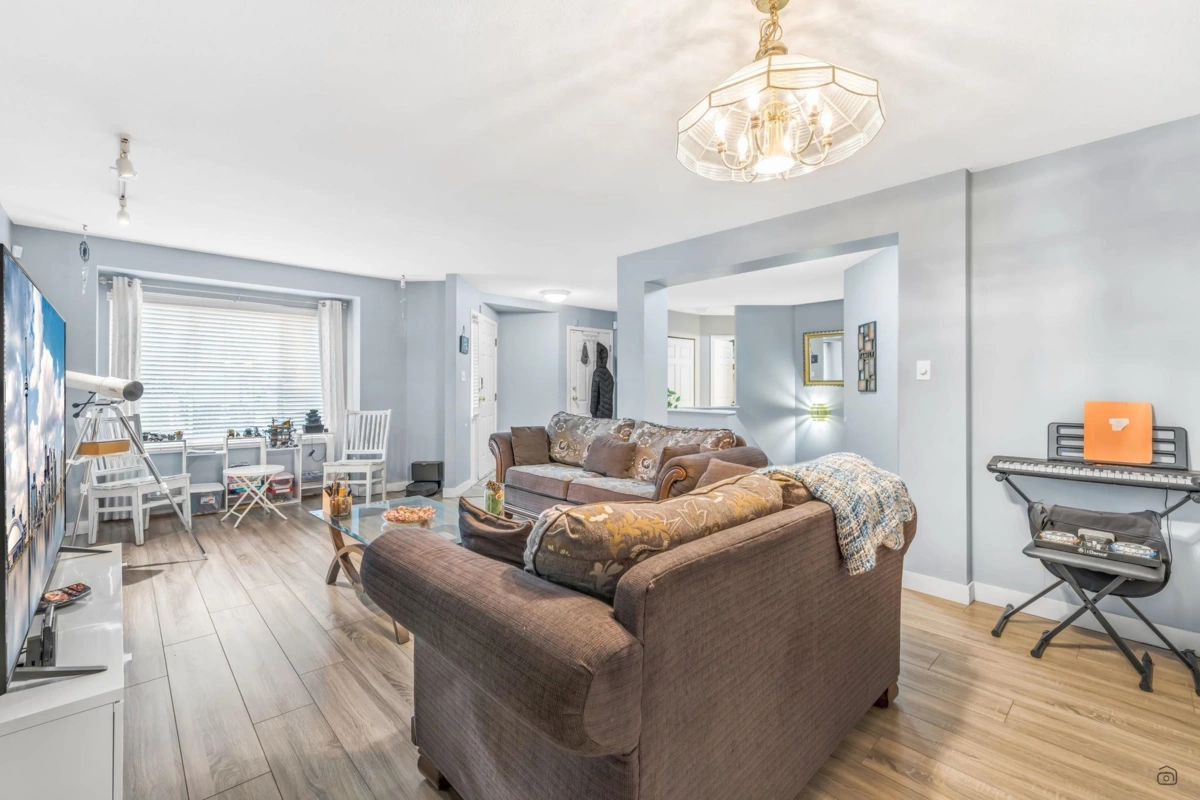 Kitchen Island Photo of 144 3080 Townline Road, Abbotsford, BC