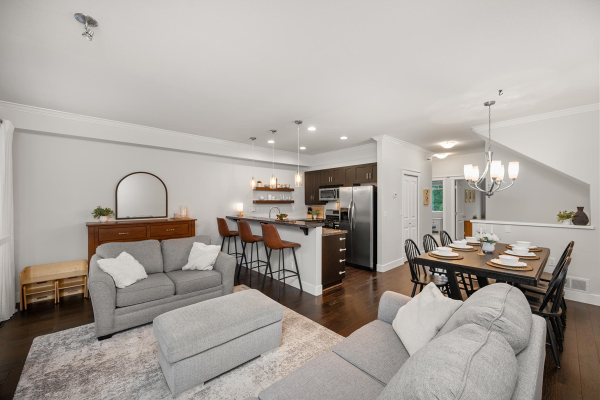 Family Room Photo of 6 15454 32 Avenue, Surrey, BC