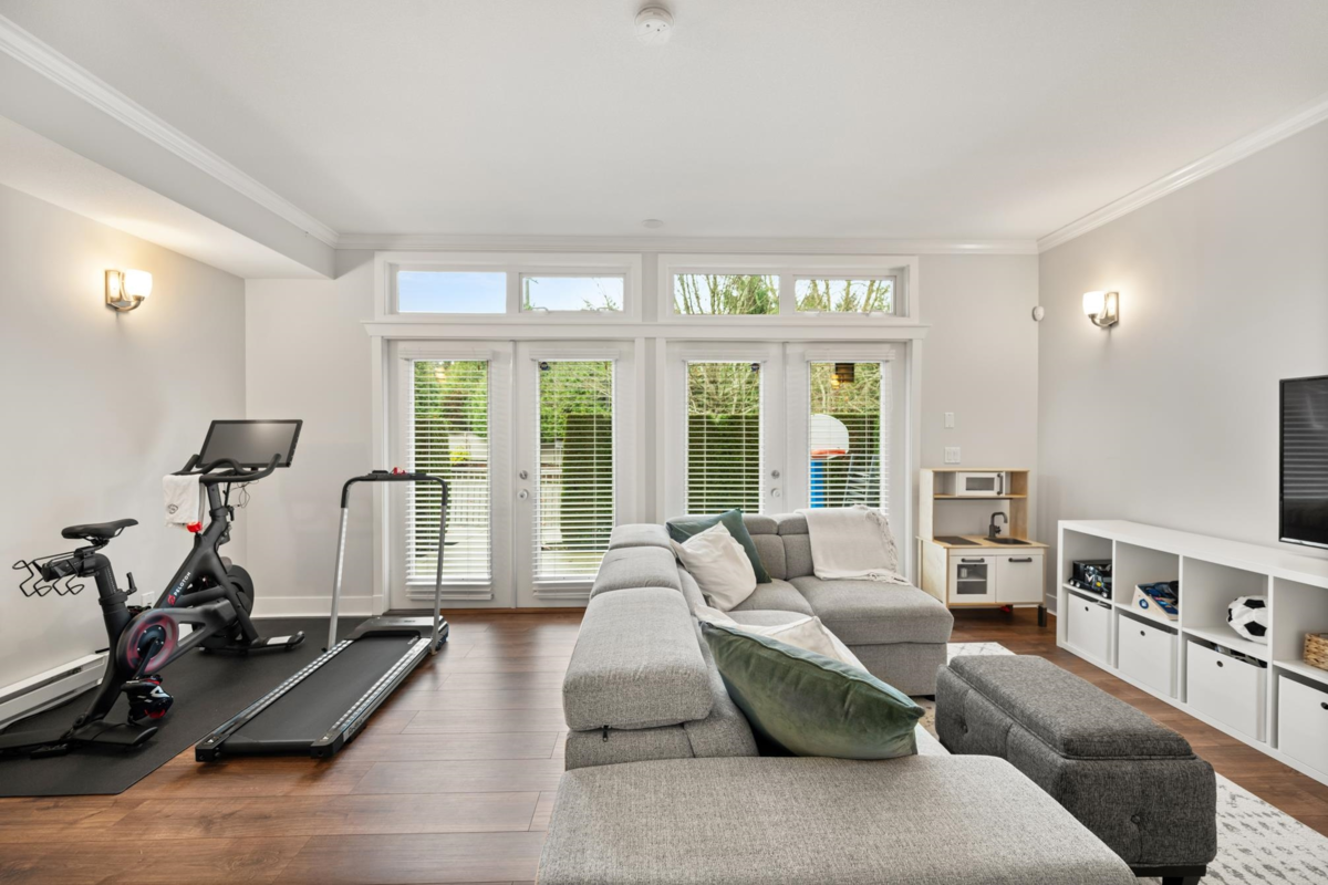 Front Yard Photo of 6 15454 32 Avenue, Surrey, BC