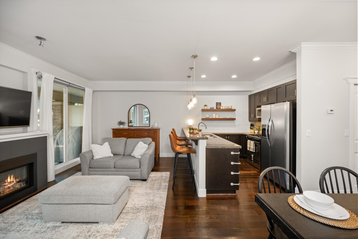 Kitchen Island Photo of 6 15454 32 Avenue, Surrey, BC