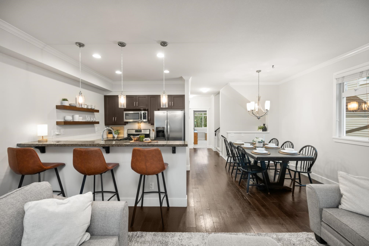 Living Room Photo of 6 15454 32 Avenue, Surrey, BC